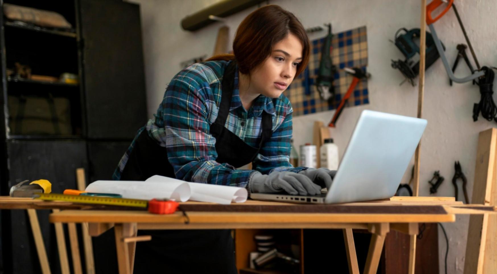Groupe d'apprenants collaborant sur des projets financiers